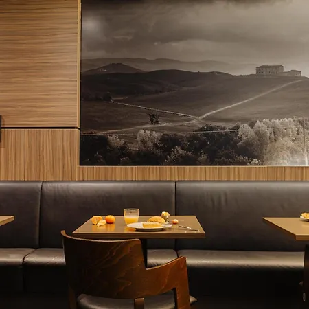 Leonardo Center فندق 4*